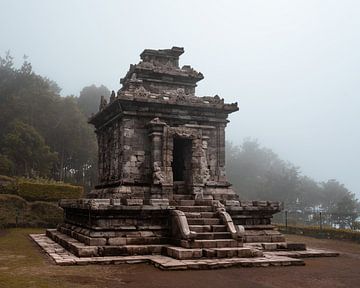 Nebel in der Gedong Songo-Tempelanlage