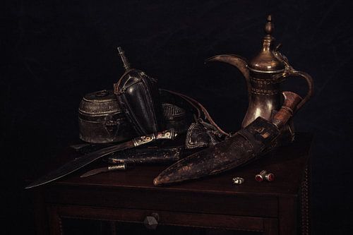 Stilleven met Arabische theekan, potjes en sieraden.
