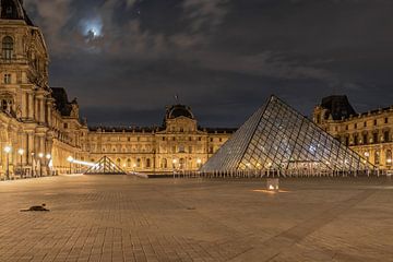 Louvre in de nacht. van Patrick Löbler