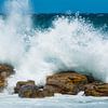 De hautes vagues battant les rochers sur Filip Staes