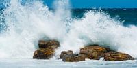 De hautes vagues battant les rochers sur Filip Staes Aperçu