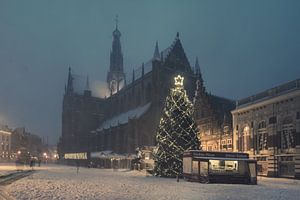 Haarlem: Kerstsfeer op de Grote Markt. van OK