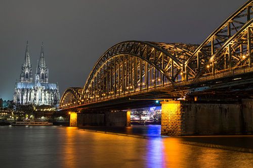 Hohenzollernbrücke Keulen met in de verte de enige echte Dom, vanuit een lager oogpunt!