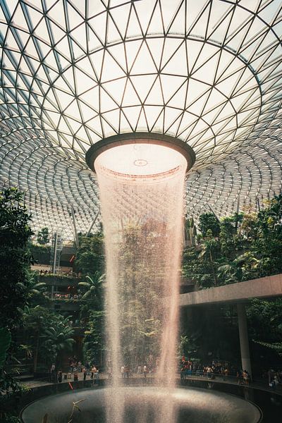 Singapur Highlight: Tropischer Indoor-Wasserfall am Flughafen Changi von NZME Photography