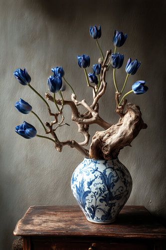 Stilleven Blauwe tulpen met verweerd hout