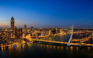 Rotterdam skyline bij de Erasmusbrug over de Nieuwe Maas van Sjoerd van der Wal Fotografie