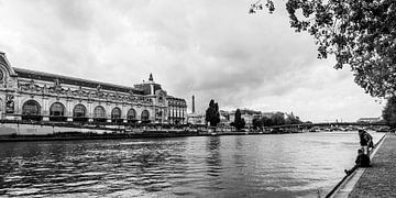 Bâtiments historiques en noir et blanc le long de la Seine à Paris. sur MICHEL WETTSTEIN