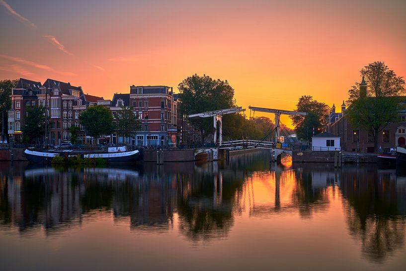 Uitzicht op de Walter Süskindbrug in Amsterdam, 2019 van Amsterdam.Photos