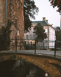 Brücke in der Dämmerung in den Mauerhäusern von Amersfoort von Michiel Dros