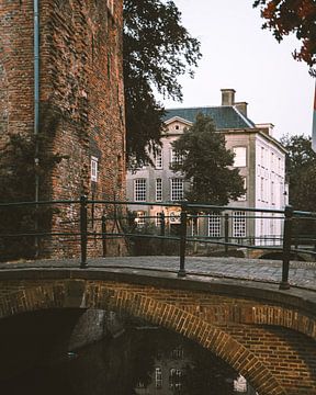 Bruggetje in de schemering in de Muurhuizen van Amersfoort van Michiel Dros