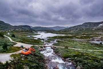 Noorwegen woest wild landschap met graafwagen van Lisa Berkhuysen