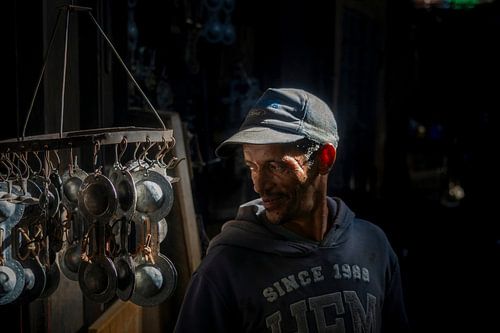 Een vakman bewondert zijn werk