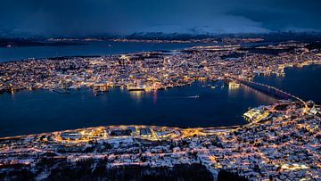 Tromsø by night van Bouke Lolkema