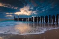 Holländische Wolken und typische Wellenbrecher von Holzpfählen entlang der Küste von Zeeland von gaps photography Miniaturansicht