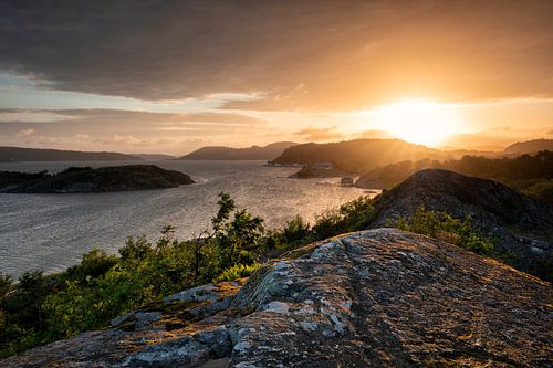 lever de soleil au-dessus de la côte maritime