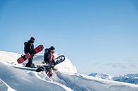 Snowboarders off piste in diepe sneeuw in de Oostenrijkse alpen van Hidde Hageman thumbnail