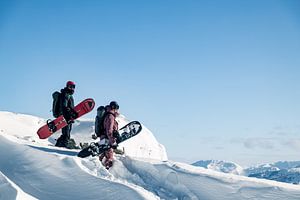 Snowboarder abseits der Piste im Tiefschnee in den österreichischen Alpen
