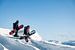 Snowboarder abseits der Piste im Tiefschnee in den österreichischen Alpen von Hidde Hageman