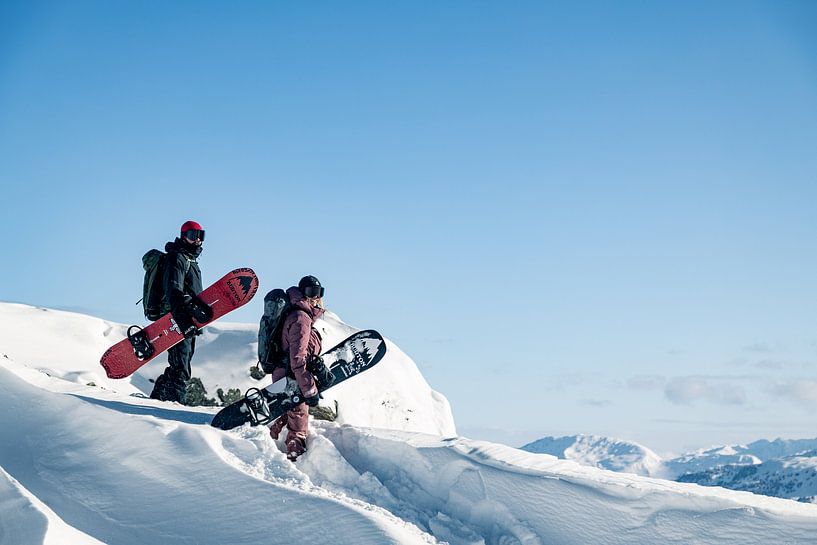 Snowboarders off piste in diepe sneeuw in de Oostenrijkse alpen van Hidde Hageman