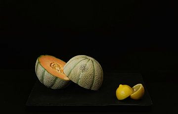 Minimalistisch stilleven met meloen en citroen. van Saskia Dingemans Awarded Photographer