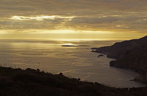 zonsondergang bij de kliffen van Slieve League in Ierland