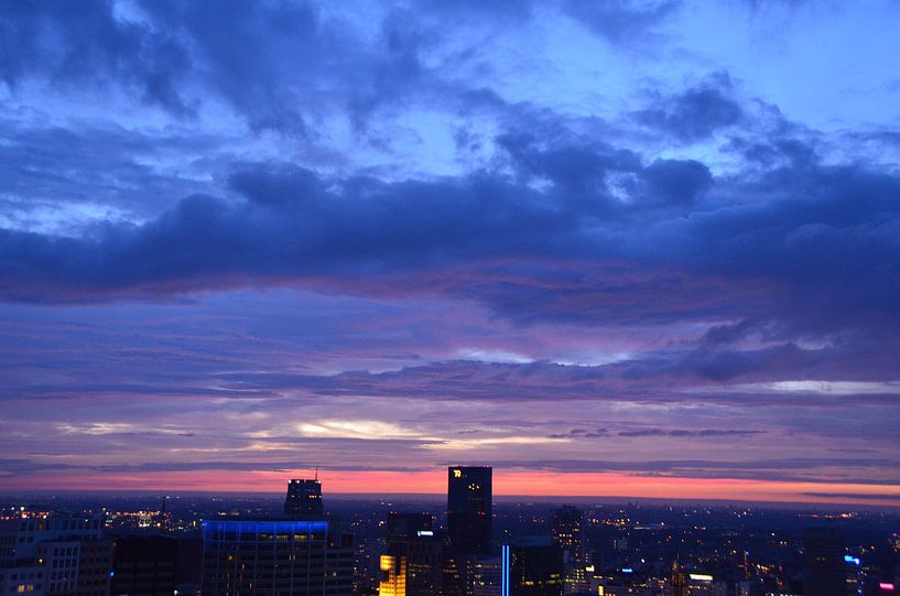 Farbige Wolken über dem Stadtzentrum von Rotterdam von Marcel van Duinen
