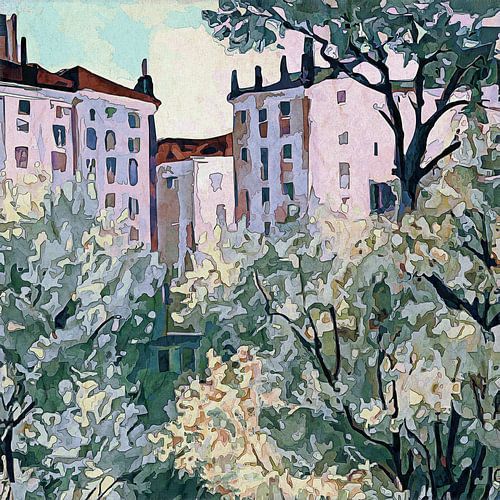 Hoge loofbomen tussen oude appartementsgebouwen