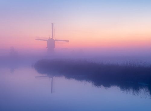 Le moulin à pantalon vu de l'autre côté avant le lever du soleil
