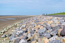 Waddenzeedijk met grote kleurrijke natuursteen keien en fietspad von Tonko Oosterink
