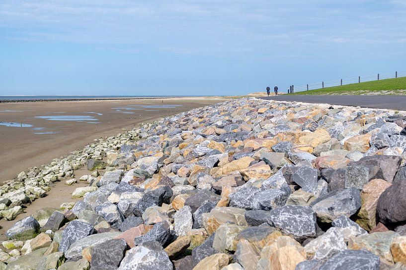 Waddenzeedijk met grote kleurrijke natuursteen keien en fietspad by Tonko Oosterink