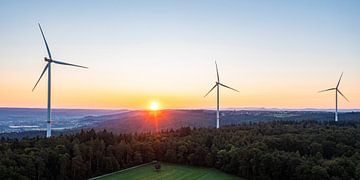 Parc éolien en Allemagne au lever du soleil sur Werner Dieterich