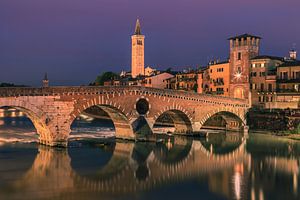 Ein Abend an der Ponte Pietra Brücke in Verona, Italien