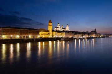 Passau, uitzicht vanaf de Prinzregenten-Luitpold-Brug op het blauwe uur
