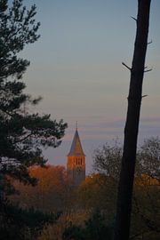 Clocher de l'église de Molenhoek au lever du soleil. sur Jurjen Jan Snikkenburg