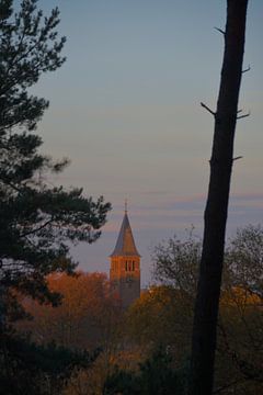 Kerktoren van Molenhoek tijdens zonsopgang. van Jurjen Jan Snikkenburg