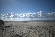 eine Wolkenreihe über dem Strand und dem Meer von Mariska de Jonge Miniaturansicht