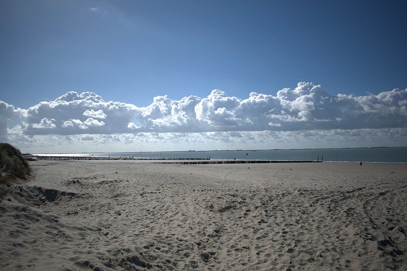 eine Wolkenreihe über dem Strand und dem Meer von Mariska de Jonge