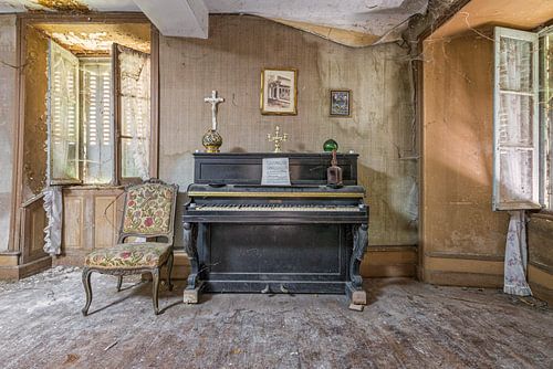 Piano in een verlaten plaats