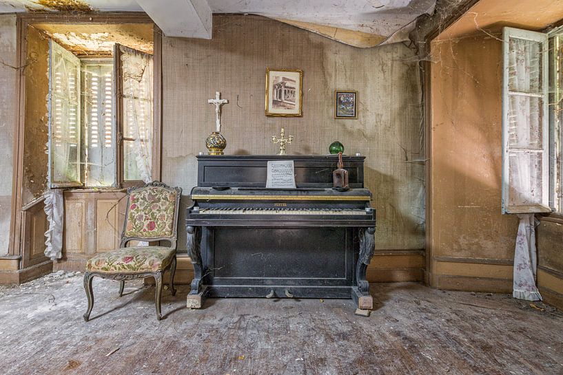 Piano in een verlaten plaats van Gentleman of Decay