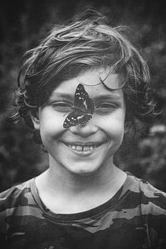 Der Junge mit dem Schmetterling von Danielas ARTPicture
