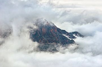 Berg omringd door wolken van Chihong
