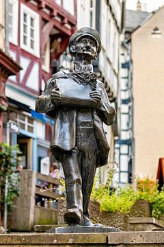 Bronzestatue des Christian Paul Wedepohl in der Stadt Marburg