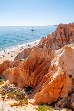 Falaises rouges le long de la plage : Algarce, Portugal sur The Book of Wandering