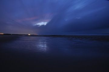 wenduine strand bei nacht von Vitya Crepeele