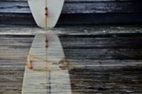 Surfboard weerspiegeling in water