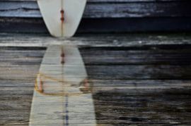 Réflexion de la planche de surf dans l'eau