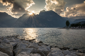 Zonsondergang aan het Gardameer in Torbole