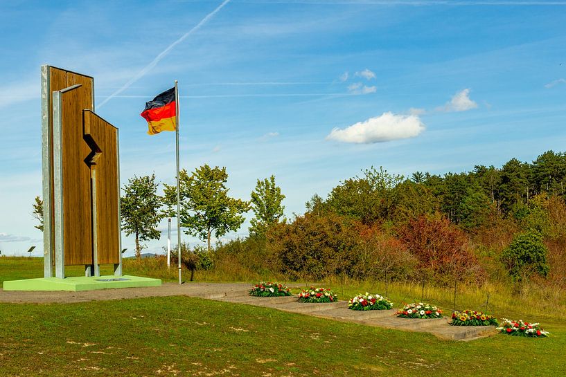 Spaziergang auf dem Kolonnenweg in der Nähe der Gedenkstätte Point Alpha von Oliver Hlavaty