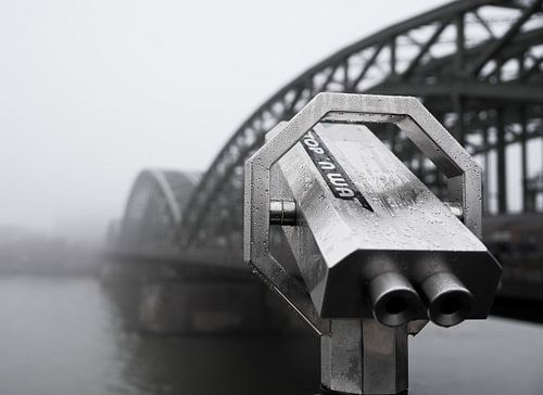 Hohenzollernbrücke in de mist van Marc Stoppenbach