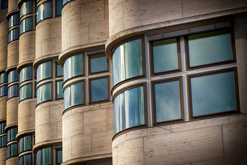 BERLIN Shell-House - curves and windows by Bernd Hoyen